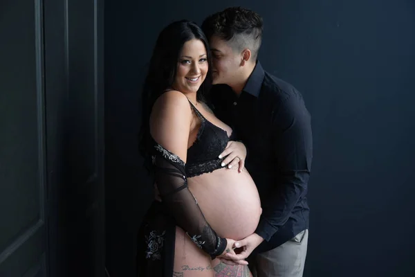 Zwangere Vrouw Paren Het Zwart — Stockfoto