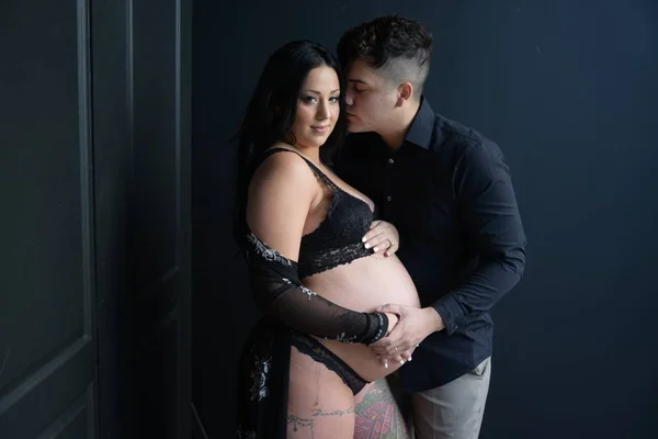 妻子怀孕的妻子在黑色 — 图库照片
