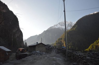 Nepal, Nisan ayında chame (2670 m) köyünde dağlarda gün doğumu