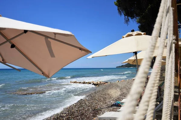 Солнечные Зонтики Пляже Греции — стоковое фото