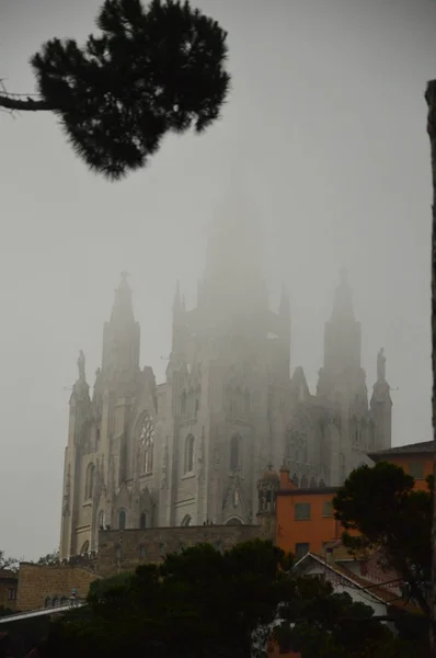 Tempio Cattolico Nella Nebbia Sul Monte Tibidabo Barcellona — Foto Stock