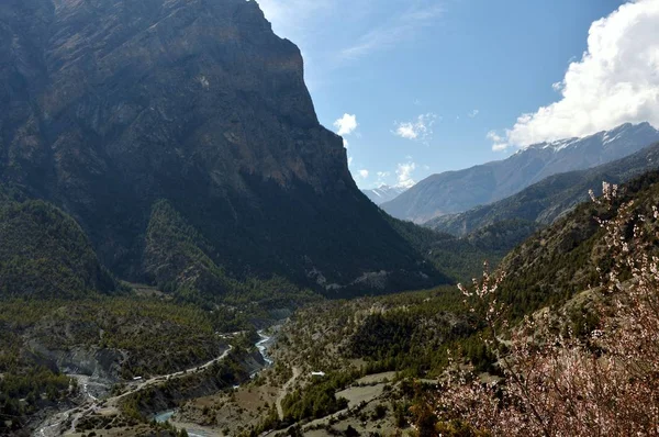 Spring Valley Met Bergen Rivier Van Het Dorp Van Stad — Stockfoto