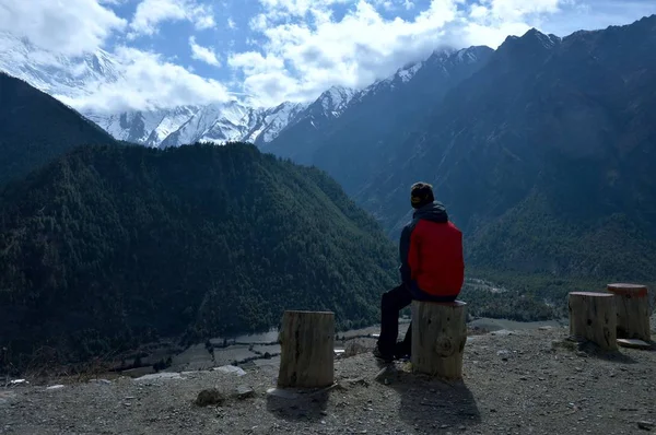 Viajero Descansando Valle Del Pueblo Pisang Las Montañas Nepal Abril —  Fotos de Stock