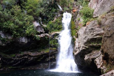 Abel Tasman Ulusal Parkı etkileyici ve güzel Wainui şelale, South Island, Yeni Zelanda