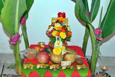Evde Satyanarayan puja için güzel Pooja dekorasyon veya kurulum. Hinduizm Satyanarayana pooja barış ve zengin evlilik hayatı için düğün sonrası yapılır.