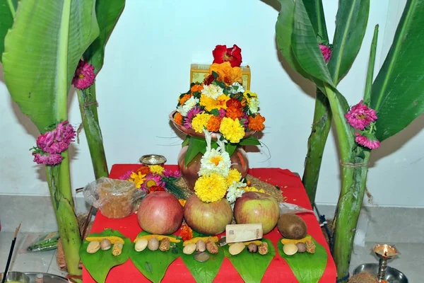 Schöne Pooja Dekoration Oder Einrichtung Für Satyanarayan Puja Hause Hinduismus — Stockfoto