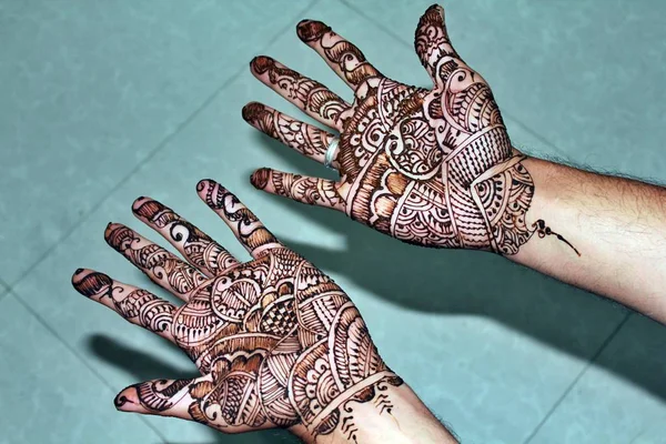 Bella Decorazione Hennè Mehendi Sulla Mano Grroms Indù Artista Hennè — Foto Stock