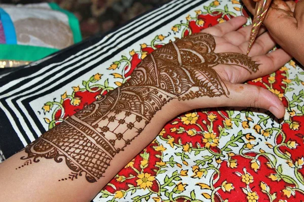 Hena Bonita Decoração Mehendi Mão Uma Noiva Hindu Por Artista — Fotografia de Stock