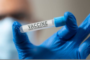 Corona 'ya virüs aşısı gösteren bir doktor