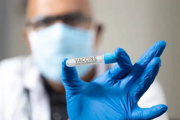 コロナウイルスワクチンを示す医者 — ストック写真