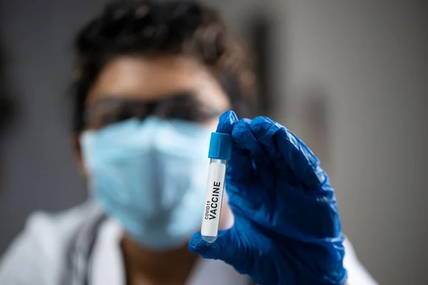 若いインドの女性医師は誇らしげに最新のワクチンを示しています — ストック写真