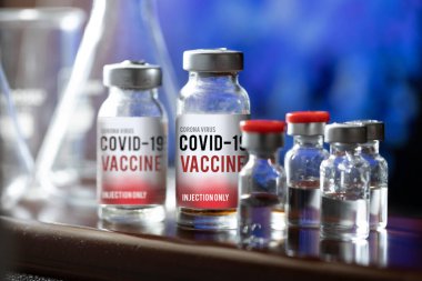 Aşı ve şırınga. Corona virüsü enfeksiyonuna karşı önleme, aşılama ve tedavi için kullanılır (2019 Coronavirus hastalığı, COVID-19, Wuhan 'dan nCoV 2019). Tıp bulaşıcı kavramı.