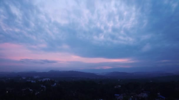 美しい劇的な雲の背景 空の雲 雲の天気自然雲紫と空 雲と太陽と紫の空 ループだ 雲の中から朝日が差し込む清々しい朝の空 — ストック動画
