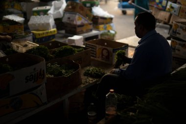 Aweer sebze pazarında sebze satan bir sebze satıcısı. 