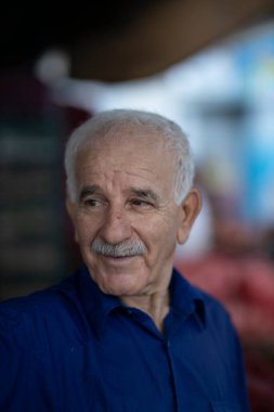 Aweer sebze pazarında sebze satan bir sebze satıcısı. 