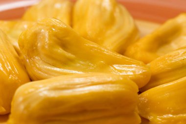 Sarı kasede taze Jack meyvesi, üst açılı stok fotoğrafı.