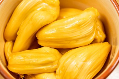 Sarı kasede taze Jack meyvesi, üst açılı stok fotoğrafı.