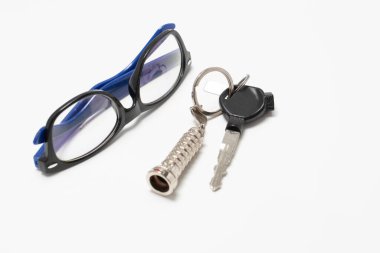 konsept görüntü anahtarlığı eğimli sidik kulesi, beyaz arkaplan çekimlerinin özellikleri