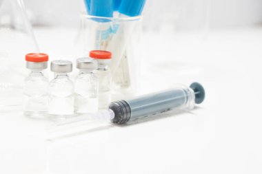 Tıbbi Şişeler ve İlaç Şırıngası veya Aşı Konsepti stok fotoğrafı