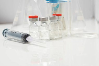 Tıbbi Şişeler ve İlaç Şırıngası veya Aşı Konsepti stok fotoğrafı