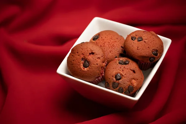 Muffin Terciopelo Rojo Sobre Fondo Rojo Sedoso Una Foto Stock — Foto de Stock