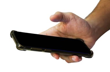Beyaz arka planda akıllı telefonu tutan sağ el