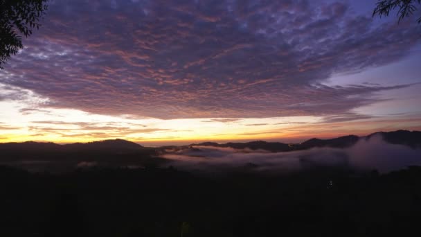 Movimento Nevoeiro Nascer Sol Sobre Montanhas Nevoeiro Calendário Khao Kho — Vídeo de Stock