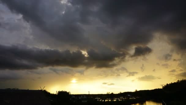 Timelapse Zonsondergang Regen Wolken Passeren Het Gouden Licht Hemel — Stockvideo