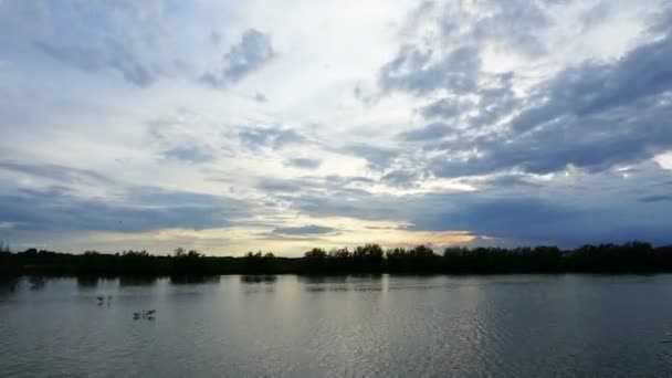 Schöne Bewegte Wolke Und Sonnenuntergang Auf Dem See Zeitraffer — Stockvideo