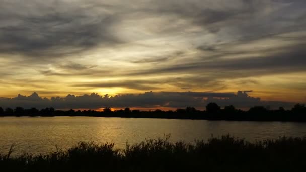 Zeitraffer Sonnenuntergang Hinter Einer Bewegten Wolke Gibt Ein Schönes Goldenes — Stockvideo