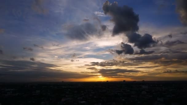 Το σύννεφο του χρόνου το βράδυ των προάστια της Μπανγκόκ Ταϊλάνδη. — Αρχείο Βίντεο
