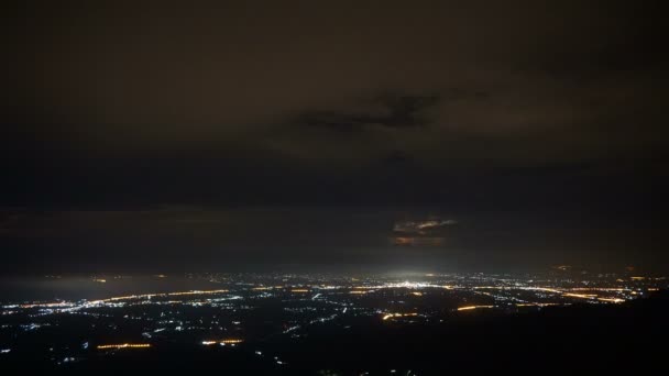Le mouvement de la foudre sur la campagne la nuit. Timelapse à Phu Tubberk, Phetchabun, Thaïlande — Video