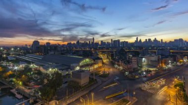 Timelapse Gece Gündüz : Sabah gündoğumu. Sabah trafiği İstasyonun önündeki kırmızı ışığı ayıran renk