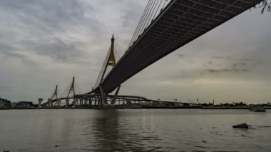 Bhumibol Köprüsü, Chao Phraya Nehri Köprüsü Gece birçok ışık açın Chao Phraya Nehri üzerinden haberci göndermek için gemi Crossing