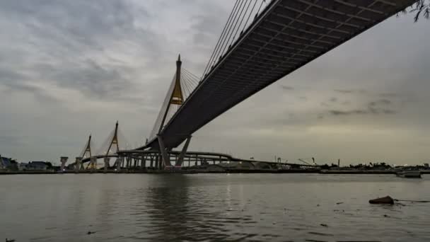 Міст bhumibol, річковий міст Чао Прайя відкривають багато вогнів на ніч перетину корабля, щоб відправити Messenger через річку Чао Прайя — стокове відео
