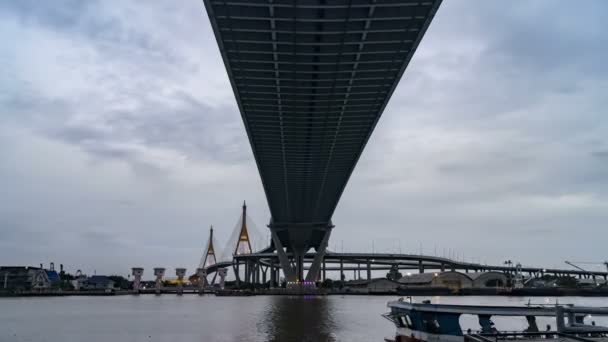 普密蓬桥，湄南河大桥夜间打开许多灯，过船送信使过湄南河 — 图库视频影像