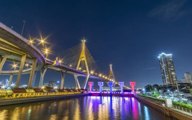 Bhumibol Köprüsü, Chao Phraya Nehri Köprüsü. Geceleri birçok renkte ışıkları açın.