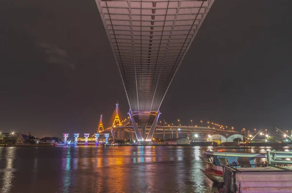 Bhumibol brug, Chao Phraya rivier brug. Schakel de lampjes in — Stockfoto