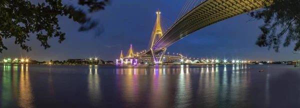 Most pnorama Bhumibol, most na řece Chao Phraya. — Stock fotografie