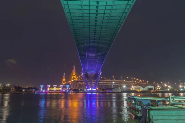 Мост Пумибол, мост Чао Прайя . — стоковое фото