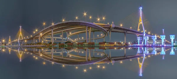 Most pnorama Bhumibol, most na řece Chao Phraya. — Stock fotografie
