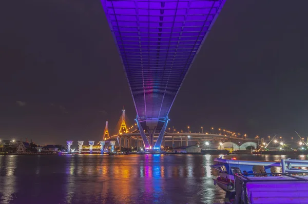 普密蓬桥，湄南河大桥. — 图库照片
