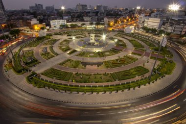 Wongwian Yai, Bangkok, Tayland. 32019 nolu trafik ışığını uzun çekerli araçlarla eşleştirmek büyük dairenin etrafında bir çizgi oluşturur..