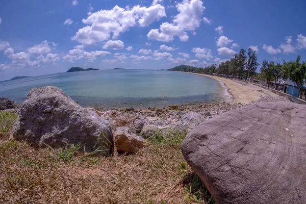 Rotsen, stranden en Smaragd groene zee bij Sairee Beach, Chumphon Province — Stockfoto