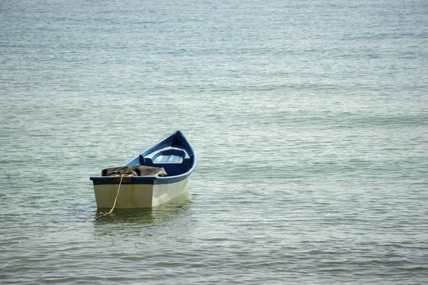 Små båtar parkerar vid havet. Små båtar nära stranden. (Sandby) — Stockfoto