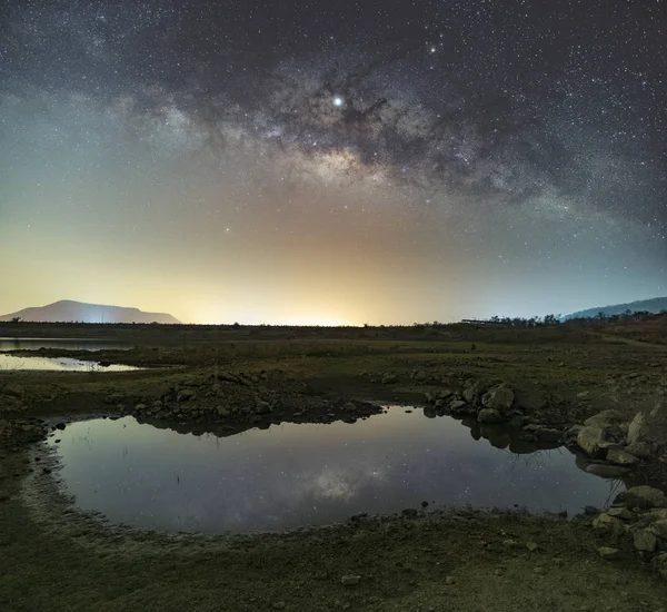 Las estrellas en el cielo reflejan la luz por la noche. La Vía Láctea a — Foto de Stock