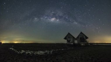 Gece yıldızlar, Samanyolu hareketi , gün doğumundan önce, turuncu gökyüzü, denize yakın mera