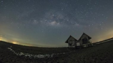 Gece yıldızlar, Samanyolu hareketi , gün doğumundan önce, turuncu gökyüzü, denize yakın mera