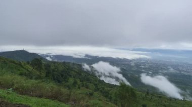 Phutubberk zirvesinde Timelapse Sis , zirveleri ve ormanları üzerinde sis. Yağmurdan sonra doğa