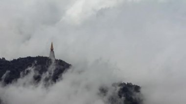 Phutubberk zirvesinde Timelapse Sis , zirveleri ve ormanları üzerinde sis. Yağmurdan sonra doğa